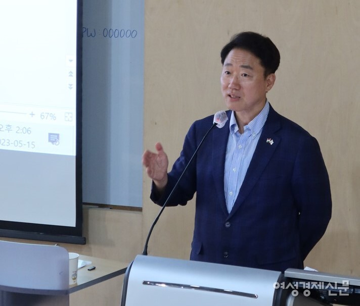 서울대학교에서 특강 중인 유권하 교수의 모습 /타트야나