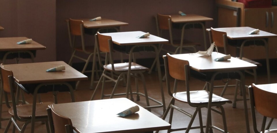 지난 2020년 신종 코로나바이러스 감염증(코로나19) 영향으로 온라인 개학을 앞둔 경기도 안양시의 한 초등학교 교실 위에 학생들을 위해 준비한 손 소독제가 놓여 있다. /연합뉴스