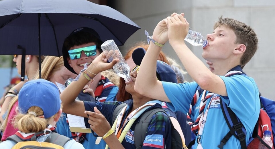 2023 새만금 세계 스카우트 잼버리에서 조기 퇴영한 영국 스카우트 대원들이 7일 오후 서울 종로구 경복궁을 방문해 물을 마시고 있다. /연합뉴스