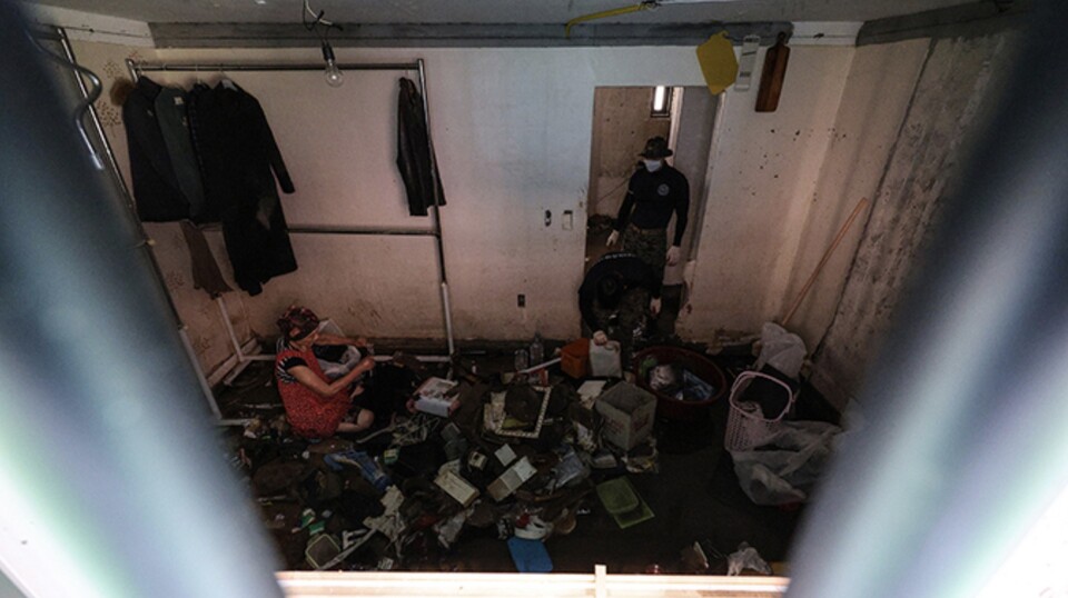 지난 8월 12일 서울 관악구 신림동 일대 반지하에서 수도방위사령부 장병들이 침수 물품들을 정리하고 있다. /연합뉴스