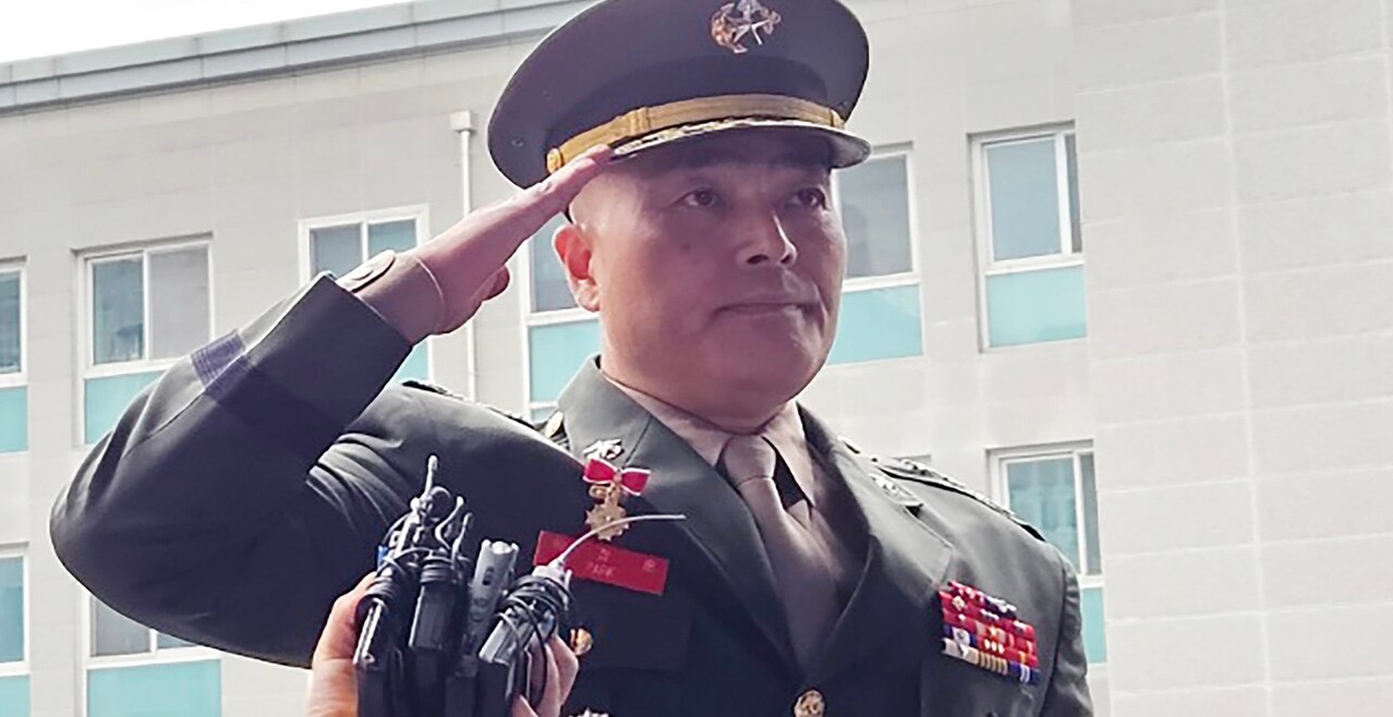 고(故) 채수근 상병 수사와 관련해 '집단항명 수괴' 혐의로 입건된 박정훈 전 해병대 수사단장이 11일 서울 용산구 국방부 검찰단 앞에서 입장을 밝힌 뒤 경례를 하고 있다. /연합뉴스