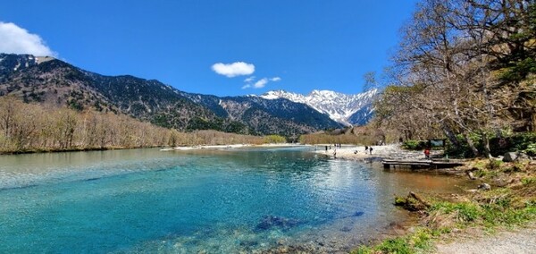 아직 눈이 남아있는 호다카렌뽀(穂高連峰)와 에메랄드빛이 아름다운 다이쇼이케. /사진=양은심