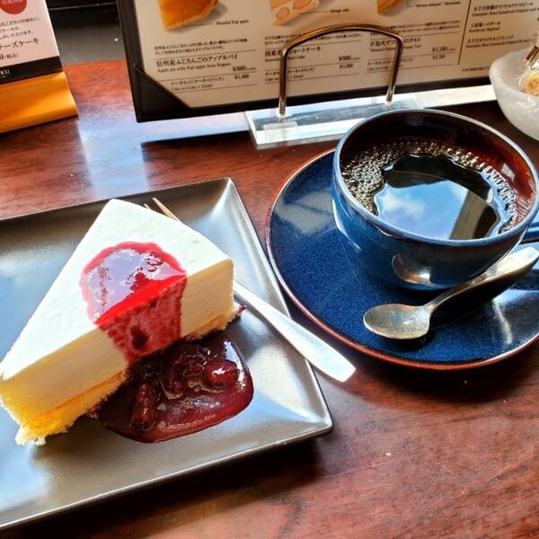 여행사에서 나누어 준 티켓으로 주문한 치즈 케이크와 커피 /사진=양은심