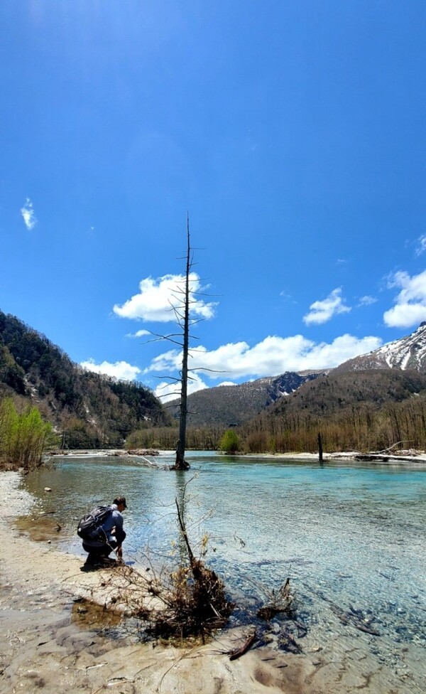가미코치(上高地)의 맑은 물에 일행이 손을 담그고 있다. /사진=양은심