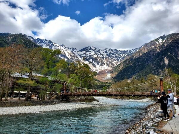 아직 눈이 쌓여있었던  5월 어느 날의 호다카 연봉과 갓빠바시. /사진=양은심