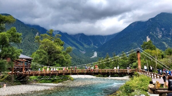 녹음이 짙은 8월 말경의 호다카 연봉과 갓빠바시. /사진=양은심