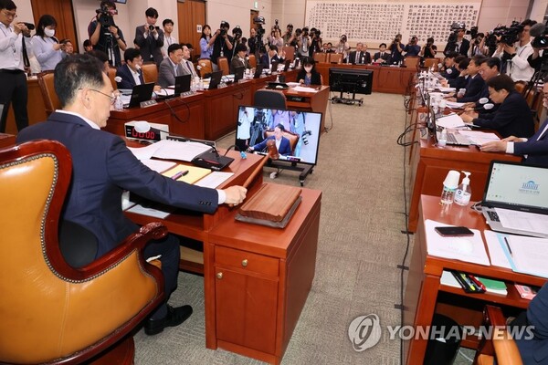 국회에서 열린 법제사법위원회 전체회의에서 김도읍 위원장이 의사봉을 두드리고 있다. /연합뉴스