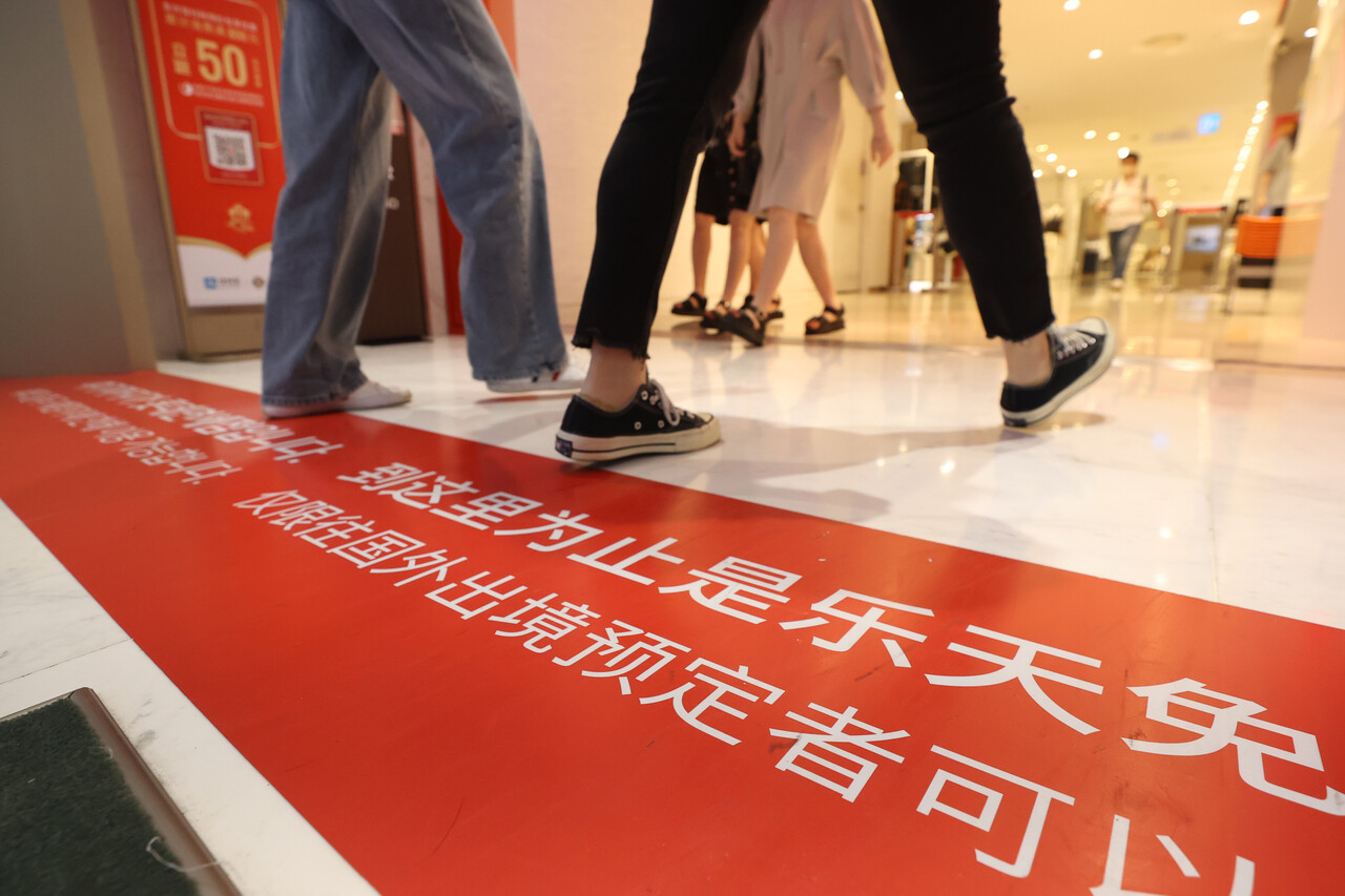 중국 당국이 자국민에 대한 한국 단체관광을 허용하면서 관광업 가뭄 속 뜻밖의 소나기가 내릴 전망이다. 올해 들어 서비스 적자 확대에 호들갑을 떨 수밖에 없는 것은 수출이 잘 안 되고 있기 때문이다. 사진은 면세점을 오가는 유커 /연합뉴스