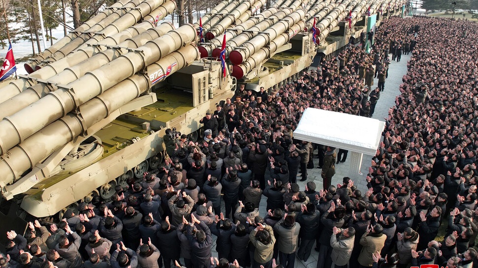 김정은은 지난해 12월 31일과  올해 1월 1일 발사한 초대형 방사포(600㎜)를 두고 “남조선 전역을 사정권에 두고 전술핵 탑재까지 가능한 공격형 무기”라고 밝혔다. /조선중앙통신=연합뉴스