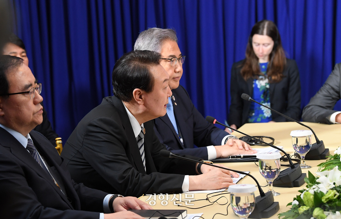 윤석열 대통령이 지난해 11월 13일 캄보디아 프놈펜 한 호텔에서 열린 한미일 정상회담에서 발언하고 있다. /연합뉴스