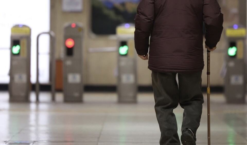 지하철 종로3가역에 한 노인이 개찰구를 향해 걸어가고 있다. /연합뉴스