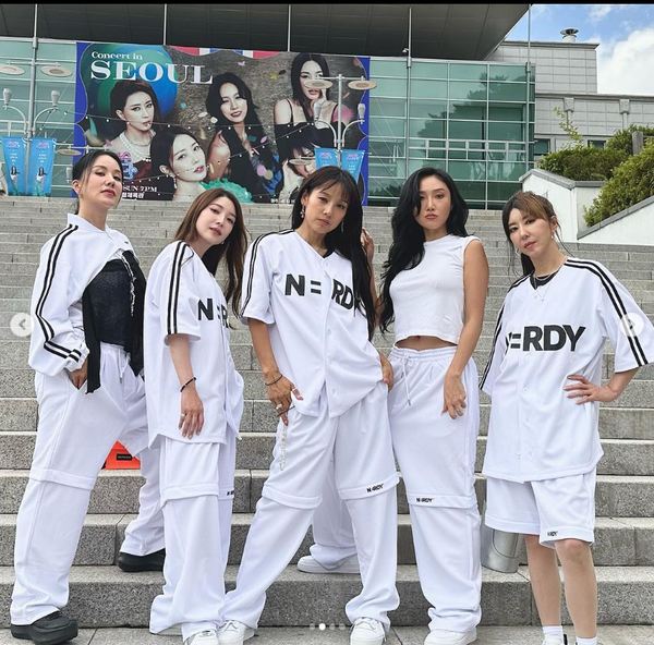 방송을 통해 보여진 김완선과 엄정화의 모습은 한 분야에 오랫동안 몸 담은 선배가 보여줄 수 있는 미덕이 어떤 것인지 다시 한번 생각하게 만들었다. /사진=엄정화 인스타그램(@umaizing)