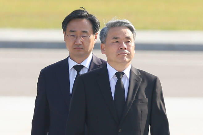 이종섭 국방부 장관(앞)과 신범철 차관이 지난 5월 11일 오전 서울 동작구 국립서울현충원을 찾아 참배를 위해 현충탑으로 이동하고 있다. /연합뉴스