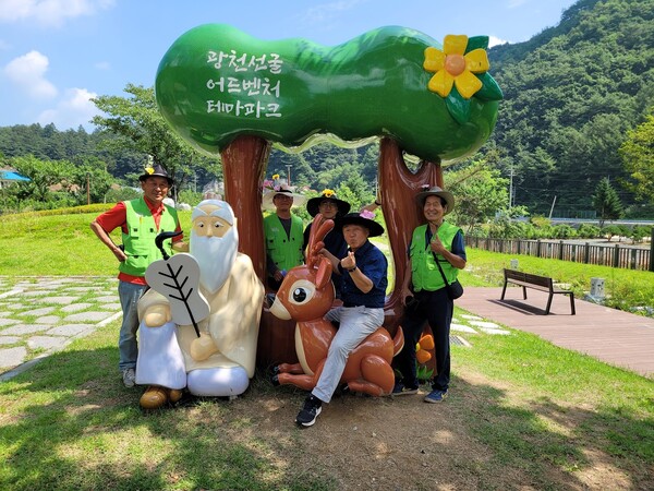 평창군 귀농귀촌인이 모여 만든 '평창사랑' 관광두레 사업체 멤버들이 모여 평창군 관광명소를 답사하고 있다. /사진=김성주