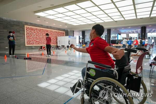 2022 전국장애인기능경기대회 장애인 인식개선행사에서 관객들이 장애인 스포츠를 체험하며 장애인식개선에 함께하고 있다. /연합뉴스