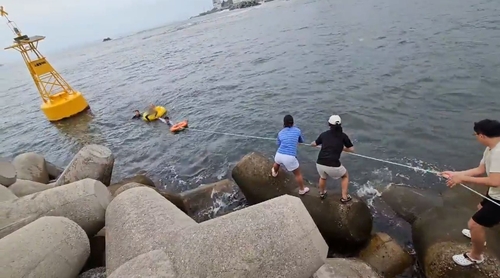 바다에 빠진 시민을 구하고 있는 최소현 씨와 일행들 /강원특별자치도소방본부 제공=연합뉴스