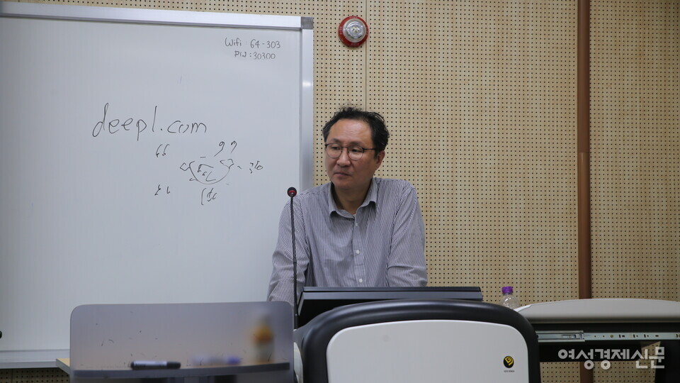 서울대학교에서 강의하는 오세욱 책임연구위원의 모습 /김솔지