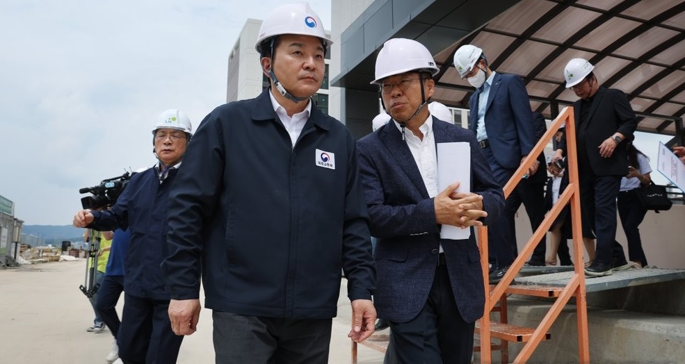 원희룡 국토교통부 장관(앞줄 왼쪽)이 6일 경기도 양주시 덕계동 양주회천 A15 아파트 주차장에서 보강공사 상황을 점검한 뒤 간담회 장소로 이동하고 있다. /연합뉴스