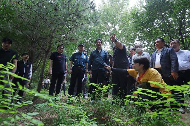 오세훈 서울시장이 지난 18일 성폭행 살인 사건이 발생한 관악구 신림동 현장을 살펴보고 있다. /연합뉴스