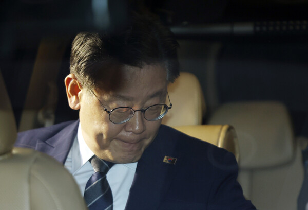 더불어민주당 이재명 대표가 백현동 특혜개발 의혹과 관련해 피의자 신분으로 조사를 마치고 18일 오전 서초동 서울중앙지검을 나서며 차에 타고 있다. /연합뉴스