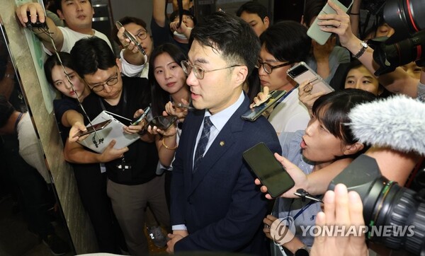17일 국회 윤리특별위원회에서 김남국 의원이 나오고 있다. /연합뉴스
