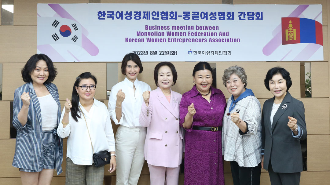 22일 역삼동 여경협 사옥에서 개최한 ‘여경협-몽골여성협회 간담회’ 참석자들이 기념 촬영을 하고 있다. 사진 왼쪽부터 자르갈마 몽골 국회의원, 초이돈 칸보그드 대표, 오윤게렐 몽골여성협회장, 이정한 여경협 회장, 오윤둘람 몽골여성협회 고문, 이선희 여경협 특별부회장, 박경분 여경협 특별부회장 /여경협