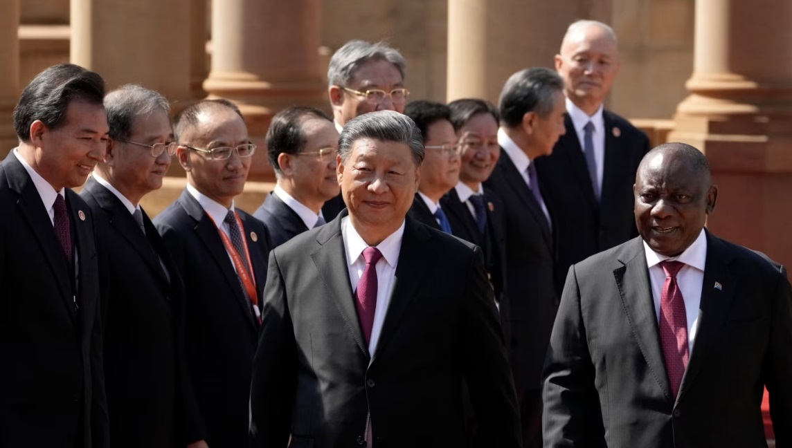 '브릭스(BRICS)' 제15차 정상회의가 22일 남아프리카공화국 요하네스버그에서 사흘 일정으로 개막한 가운데 중국 시진핑(가운데) 국가주석과 시릴 라마포사(오른쪽) 남아공 대통령이 프리토리아에서 회동하고 있다. /연합뉴스