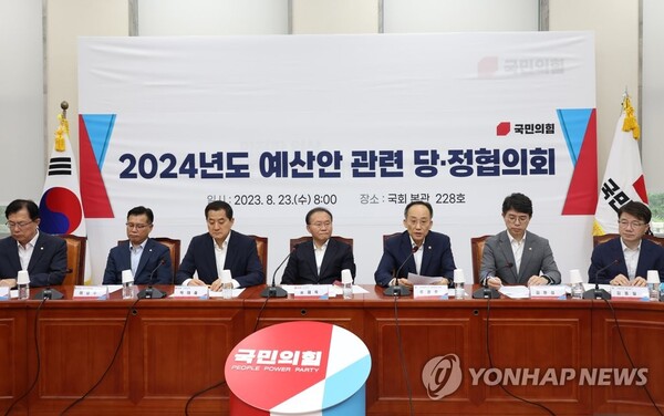 23일 국회에서 열린 2024년도 예산안 관련 당정협의회에서 추경호 경제부총리 겸 기획재정부 장관이 발언하고 있다. 왼쪽은 국민의힘 윤재옥 원내대표. /연합뉴스