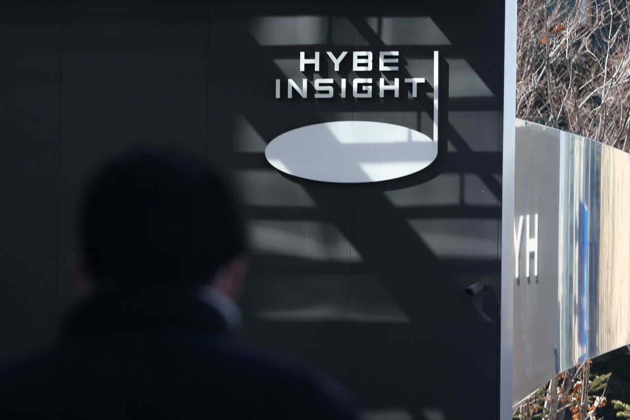 하이브는 글로벌 아티스트 라인업 확보를 위해 아리아나 그란데뿐만 아니라 저스틴 비버가 있던 이타카홀딩스 산하 SB프로젝트를 2년 전 웃돈을 주고 인수했다. 그런데 소속 가수들의 ‘엑소더스(exodus·탈출)’에 1조짜리 껍데기만 쥐고 있을 처지다. /연합뉴스