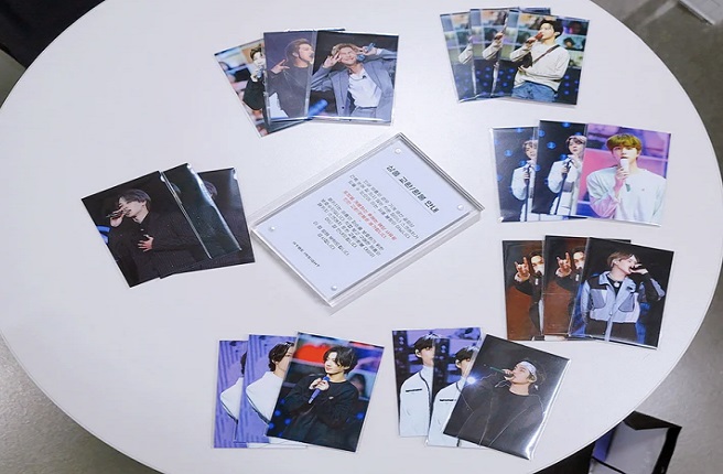 외국의 한 쇼핑몰에서 판매되는 하이브 방탄소년단 포토 카드. 대부분 제품이 품절 상태다. /여성경제신문DB