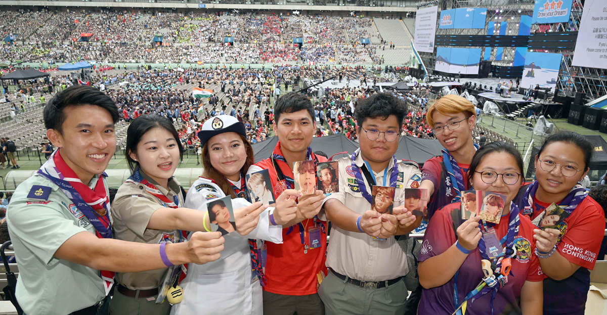 지난 11일 2023년 세계스카우트 잼버리에 참가한 대원들이 방탄소년단 포토 카드를 자랑하고 있다. /공동취재사진단