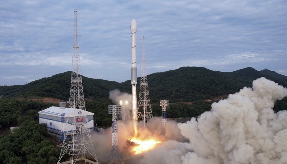 북한이 지난달 31일 북한 평안북도 철산군 동창리 새 발사장에서 쏜 첫 군사 정찰위성 '만리경 1호'를 실은 위성 운반 로켓 '천리마 1형'의 발사 장면을 1일 조선중앙통신이 공개했다. 이 로켓은 엔진 고장으로 서해에 추락했다. 북한 국가우주개발국은 발사 후 2시간 30여 분 만에 실패를 공식 인정했다. /연합뉴스