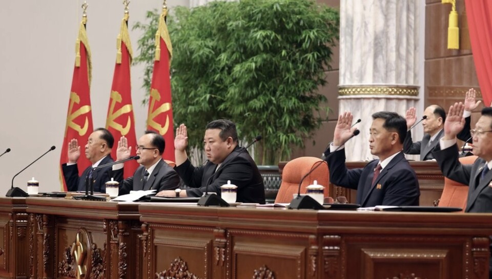 북한 노동당 중앙위원회 8차 전원회의에서 군사 정찰위성 발사 실패가 '가장 엄중한 결함'으로 꼽혔다. 조선중앙통신은 8차 전원회의가 지난 16일부터 18일까지 당중앙위원회 본부에서 김정은 국무위원장이 참석한 가운데 진행됐다고 19일 보도했다. /연합뉴스