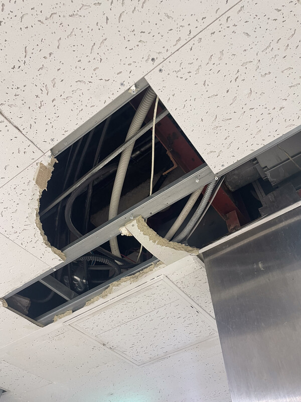 A 대학 학생회관 부서진 천장 /전민제