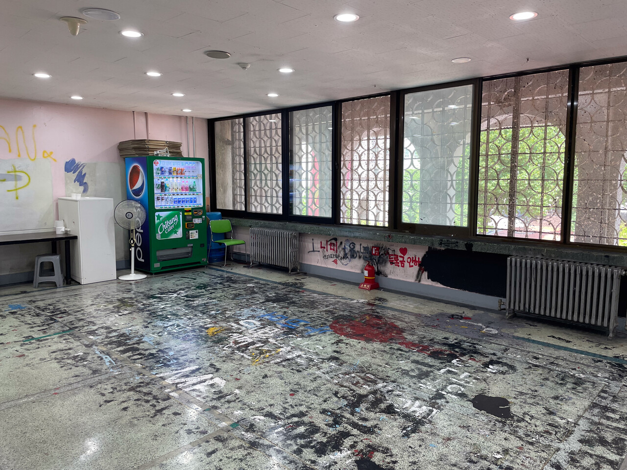 A 대학교 학생회관 내부. 바닥과 벽에 낙서가 많다. /전민제