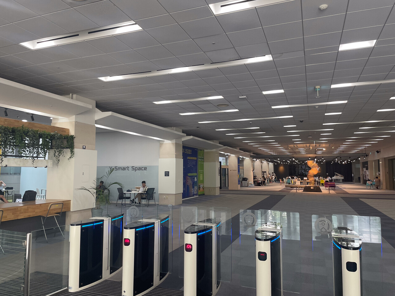 청결해 보이는 C 대학 도서관 내부 /전민제