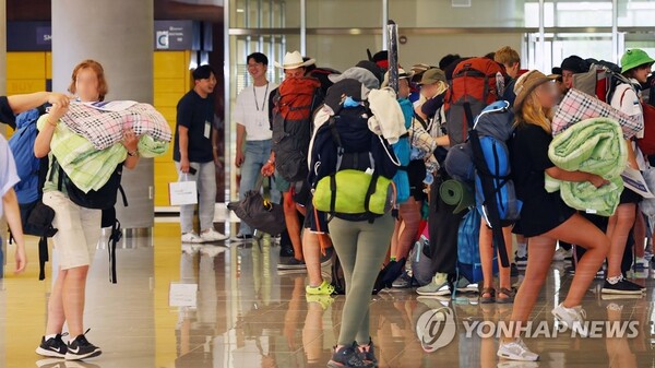 2023 새만금 세계 스카우트 잼버리에서 조기 퇴영한 에스토니아 스카우트 대원들이 8일 오후 인천시 연수구 송도국제도시 연세대 국제캠퍼스 기숙사에 도착해 숙소로 이동하고 있다. /연합뉴스