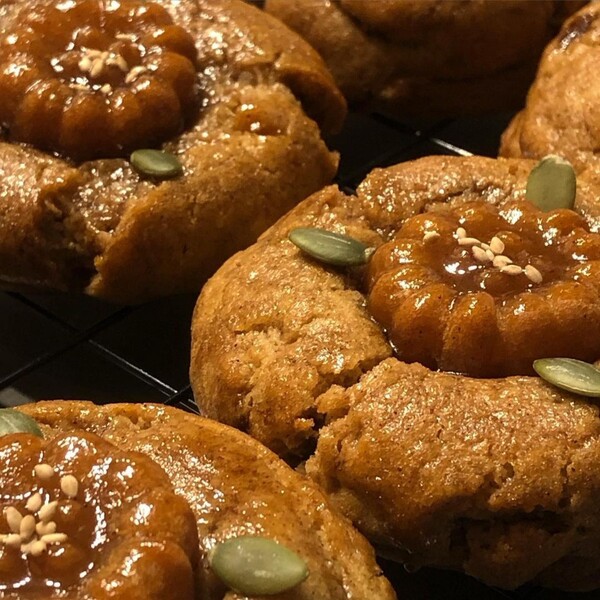 밀가루로 만든 쿠키 위에 한과의 대표 격인 약과가 올려져 있는 쿠키 약과 /사진=오밀조밀과자점