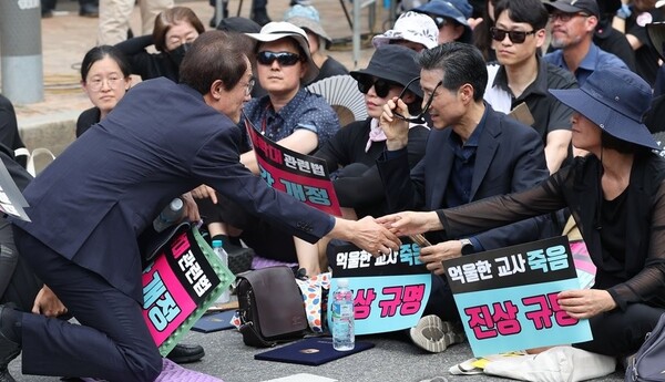 조희연 서울시 교육감이 19일 오후 서울 여의도 국회 앞에서 열린 서이초 교사 사망 사건 진상규명 및 아동학대 관련법 즉각 개정 촉구 집회에 참석하고 있다. /연합뉴스