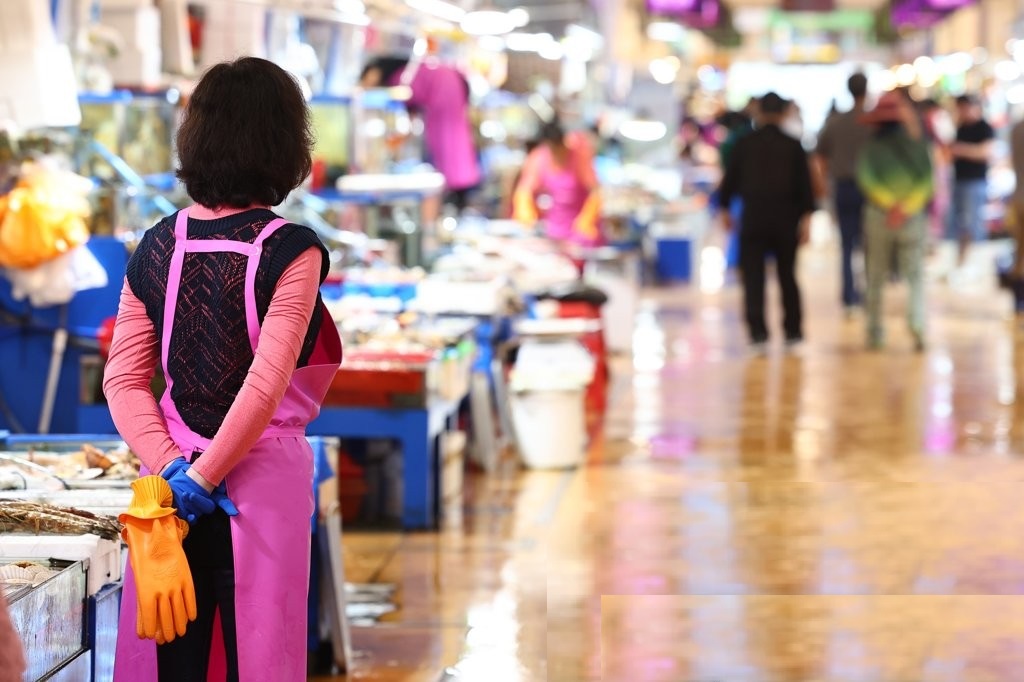 서울 동작구 노량진수산시장에서 한 상인이 손님을 기다리고 있다. /연합뉴스