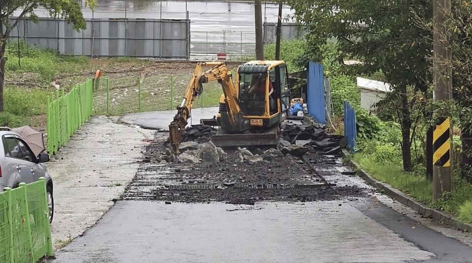 지난 24일 오후 광주 북구 한 장애인 거주시설을 오가는 유일한 진입로가 철거되고 있다. /연합뉴스