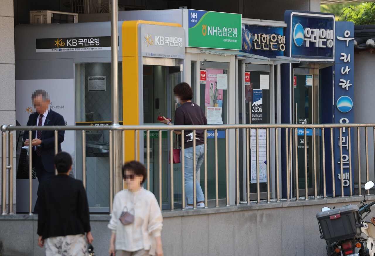 NH농협은행이 국내 주요 은행 중 가장 많은 온실가스를 배출한다는 보도에 영업점이 가장 많기 때문에 전기 사용량이 많을 수밖에 없다는 지적이 나왔다. 점포당 온실가스 배출량을 추산해 본 결과 KB국민은행이 가장 많았고 하나은행이 뒤를 이었다. /연합뉴스