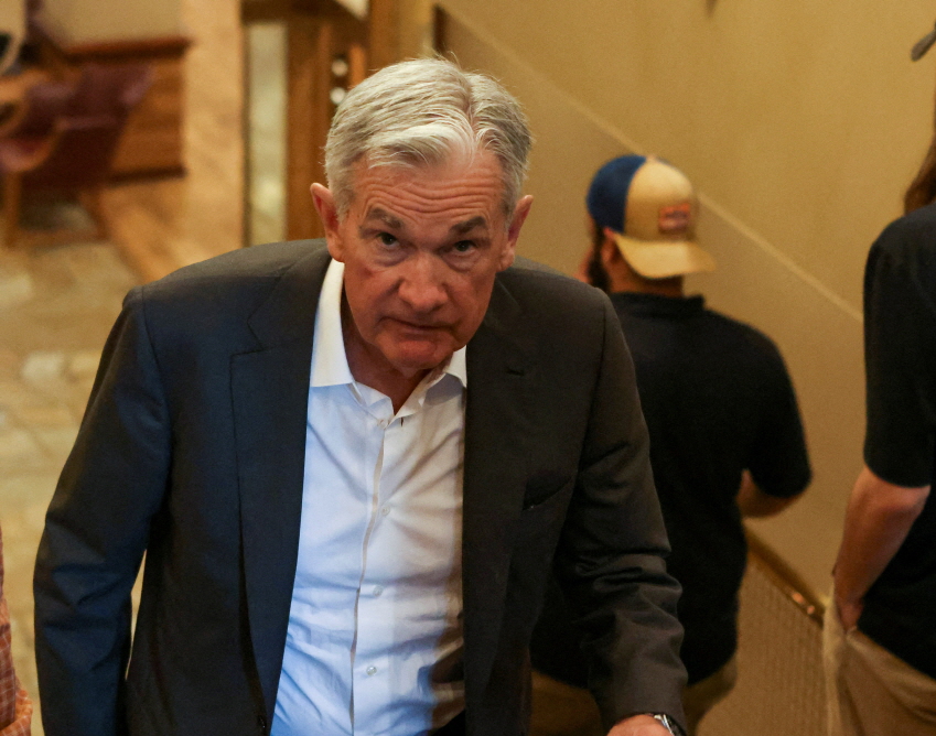 추가적인 금리 인상과 신중한 통화 정책 가능성, 즉 매와 비둘기 가면을 반쪽씩 쓴 제롬 파월 연준 의장의 입에 관심이 쏠리고 있다. /로이터=연합뉴스