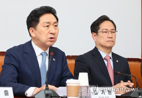 국민의힘 김기현 대표(왼쪽)와 박수영 여의도연구원장(오른쪽). /연합뉴스