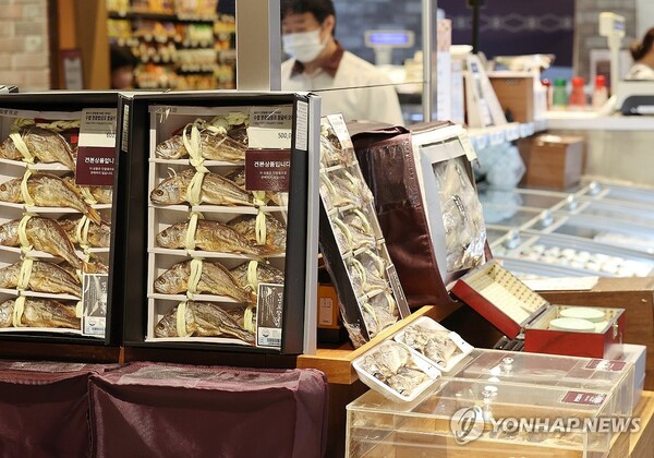 서울 신세계백화점에 국내 수산물 추석 선물 세트가 진열돼 있다. /연합뉴스