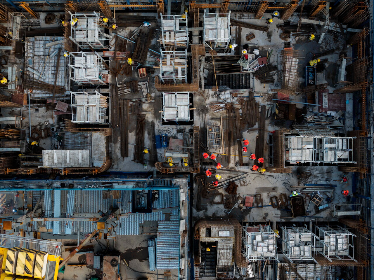 중국 당국이 부동산 시장 부양을 위한 정책을 쏟아내자 중국 부동산기업 주가가 반응했고 전체적인 중국 증권시장에 활기를 불러일으키고 있다. 글로벌IB는 중국 부동산시장이 일정 수준 개선될 것으로 기대한다. 반면 단기적 반등이라면서 불확실성 해소까진 어렵다는 전망도 있다. /EPA=연합뉴스