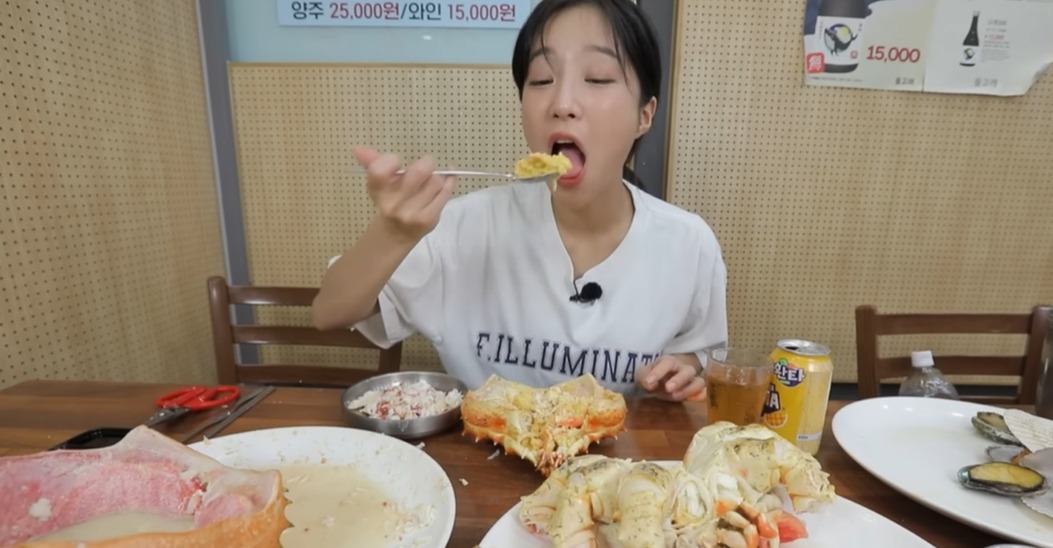 유튜버 ‘쯔양’이 2일 서울 송파구 가락시장에서 킹크랩과 가리비 등 수산물을 시켜 먹고 있다. /유튜브