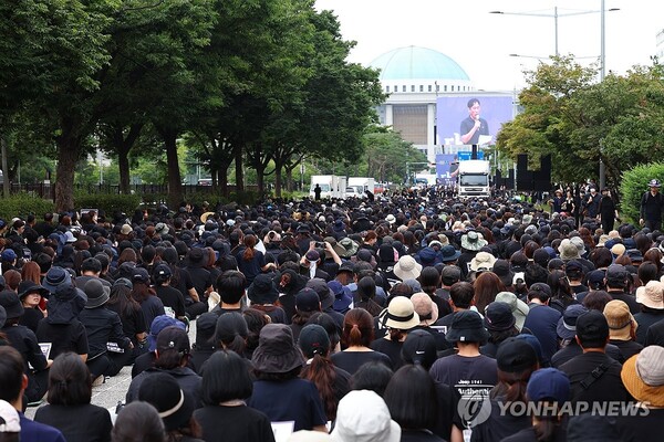 서울 서이초등학교 교사의 49재 추모일인 4일 오후 서울 여의도 국회 앞 의사당대로가 추모 집회 참가자들로 가득하다. /연합뉴스