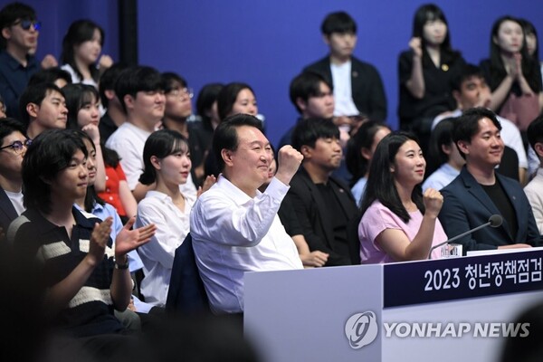 윤석열 대통령이 7월 6일 서울 서초구 플로팅아일랜드 컨벤션홀에서 열린 청년정책 점검 회의를 마친 뒤 청년들을 응원하며 주먹을 불끈 쥐고 있다. /연합뉴스
