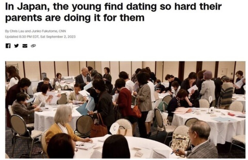 부모가 직접 자녀 대신 자녀의 맞선 상대를 찾고 있는 모습 /CNN